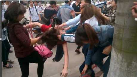 Buộc thôi học 10 ngày hai nữ sinh đánh nhau như phim ở Cà Mau