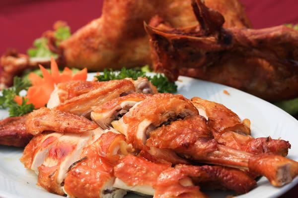 Tuyệt chiêu làm gà quay bằng lò vi sóng thơm giòn đúng điệu