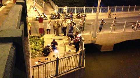 Cầm dao dính máu chạy trốn, nghi can giết người bị người dân bắt giữ