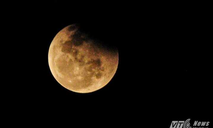 Video cận cảnh hiện tượng nguyệt thực toàn phần ở Hà Nội