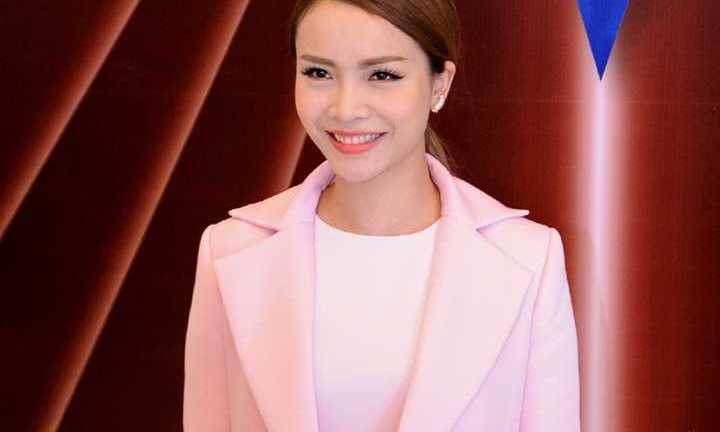 Yến Trang sành điệu cá tính với 'cả cây' hồng