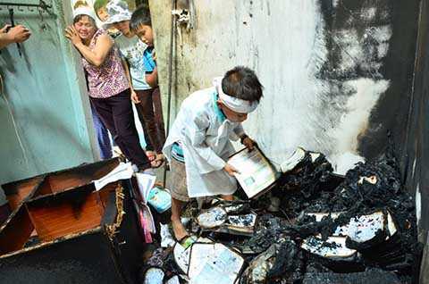 Trăm người bất lực nhìn người đàn ông khóa cửa tự thiêu