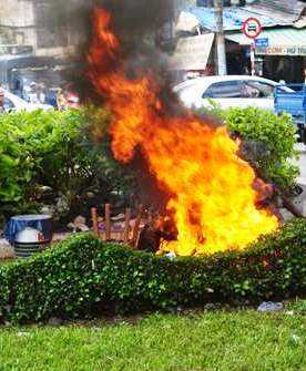 Giận vợ cũ, tưới xăng đốt mình lẫn con gái 7 tuổi