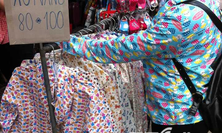 Phụ nữ Thủ đô đổ xô mua đồ chống nắng