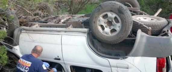 Ô tô lao xuống vách núi, cô gái vẫn sống sót