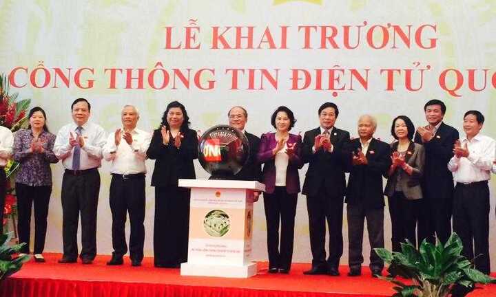 Chủ tịch Nguyễn Sinh Hùng bấm nút khai trương Cổng Thông tin điện tử Quốc hội