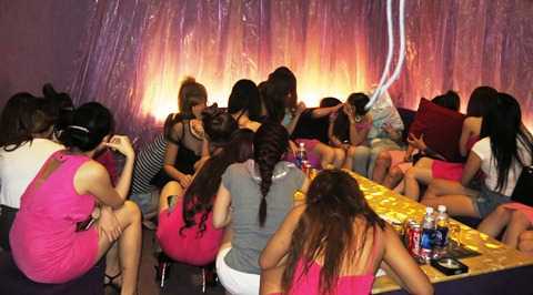 Đột kích nhà hàng ở Sài Gòn, hàng chục tiếp viên tháo chạy tán loạn