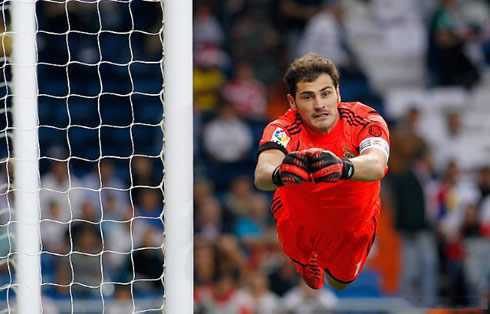 Clip: Casillas hào phóng tặng áo fan nhí gặp nạn