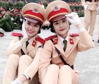 Đôi bạn xinh xắn trường cảnh sát thân nhau như chị em ruột