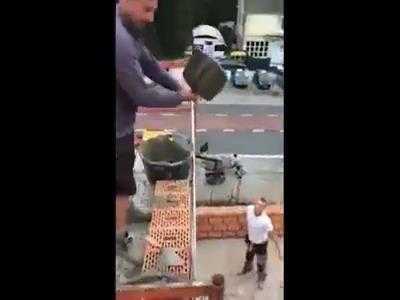 Tròn mắt xem thợ xây chuyển vữa