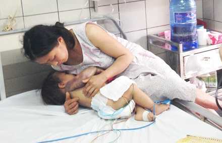 Cháu bé bị rắn cắn thương tâm: Bộ trưởng Y tế đề nghị hỗ trợ