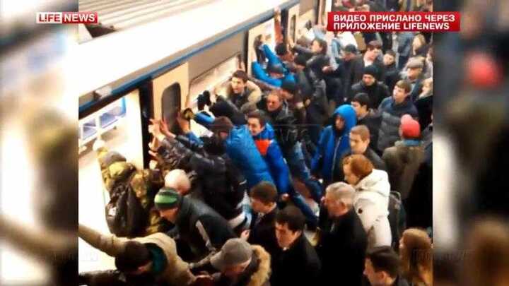 Người phụ nữ thoát chết ngoạn mục khi mắc kẹt ở đường ray tàu