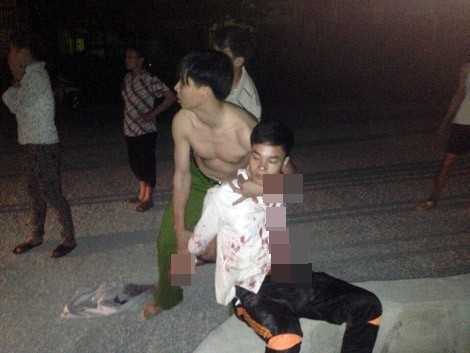 Chồng chặn đường đâm chết vợ rồi tự tử