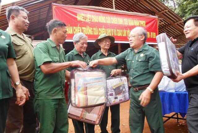 Cựu chiến binh TP.HCM thăm 'người rừng' ở Bình Phước