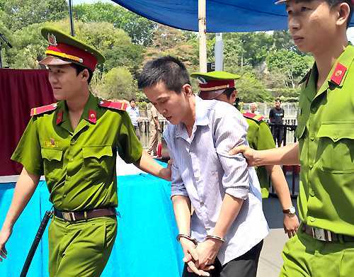 Quản gia trộm hàng chục cây vàng của chủ để chơi 'hàng đá'