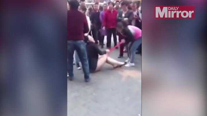 Thiếu nữ bị đánh ghen kinh hoàng ngay giữa phố đông người