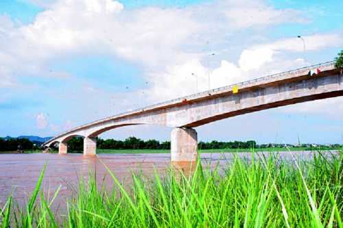 Mâu thuẫn với bạn trai, cô gái 17 tuổi nhảy cầu tự tử