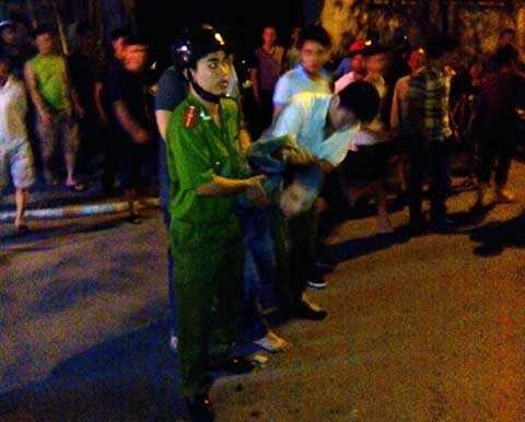 Cố thủ trong nhà, tẩm xăng cùng con gái 4 tuổi dọa đốt nhà tự tử