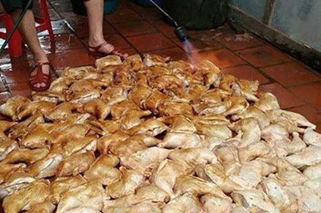 Sự thật bức ảnh rợn người nướng gà bằng đèn khò trên nền đất nhớp nhúa