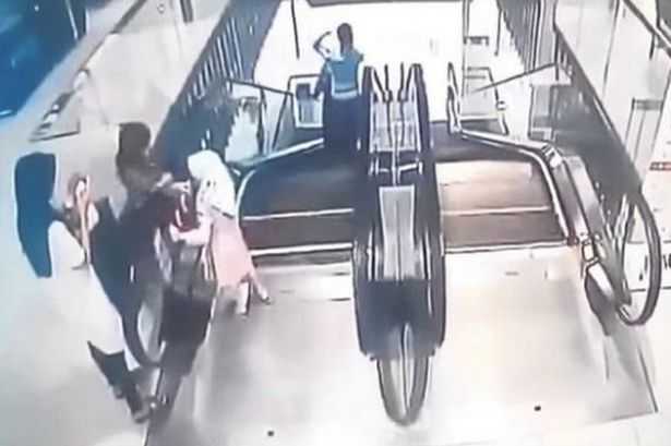 Mẹ mải nghe điện thoại, con tử vong vì nghịch thang cuốn