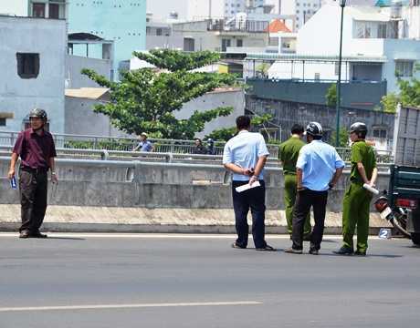 Bị truy đuổi tên cướp nhảy từ cầu Bình Lợi 2 xuống đất nguy kịch
