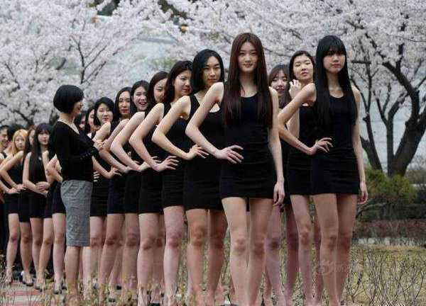 Nữ sinh dáng chuẩn, chân dài như siêu mẫu