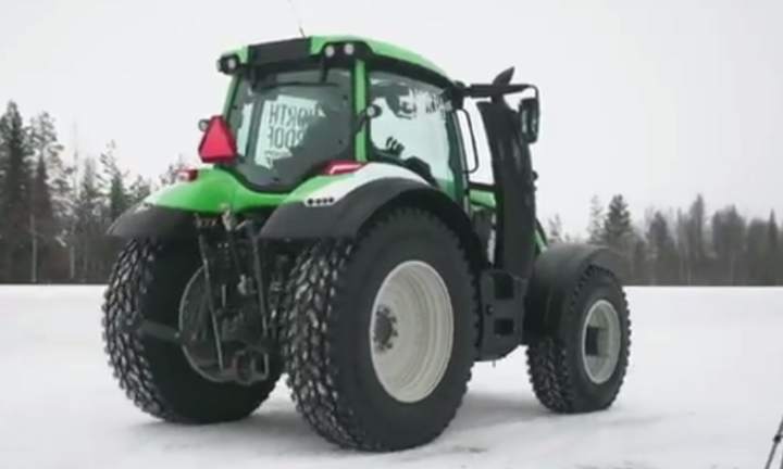 Máy kéo lập kỷ lục tốc độ 109km/h