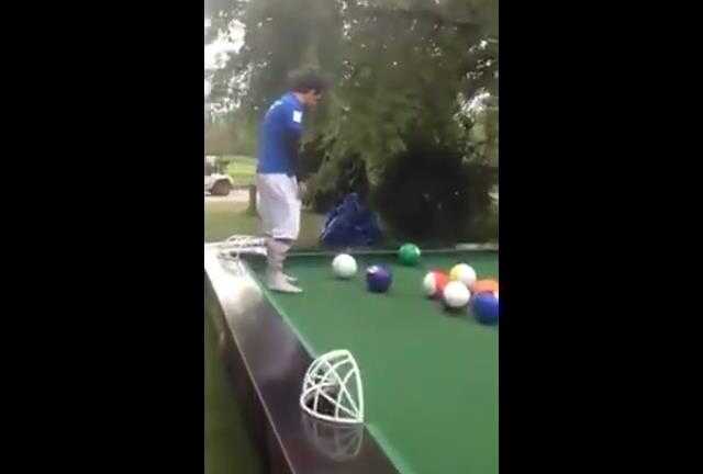 Cười nghiêng ngả với anh chàng chơi bi-a bằng chân