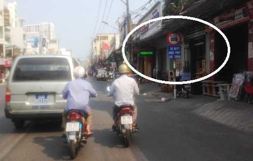 Xe biển xanh vô tư chạy vào đường cấm để…mua sắm