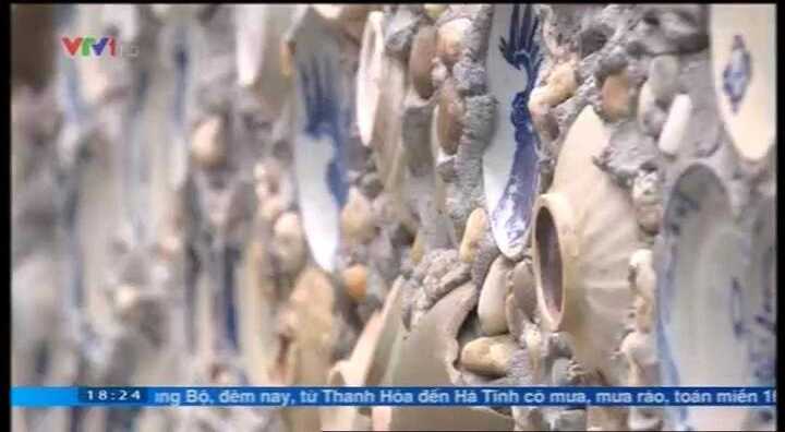 Cận cảnh ngôi nhà kỳ lạ gắn bát đĩa cổ