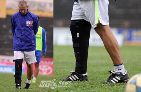 Thầy Giôm bó chân, tập tễnh chỉ đạo học trò