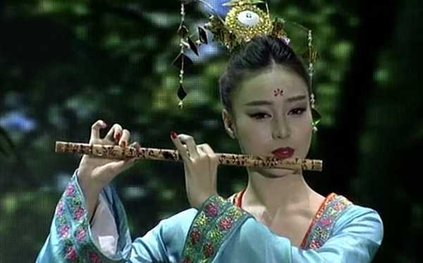 Bước nhảy hoàn vũ 2015: Ninh Dương Lan Ngọc hoá nàng Lolita