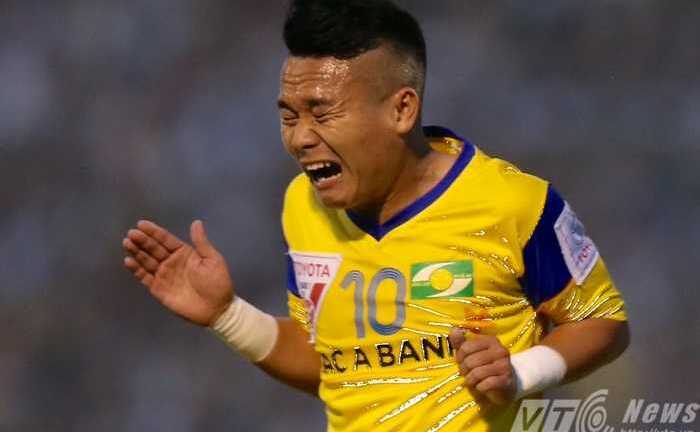 Lập siêu phẩm, Phi Sơn ăn mừng giống hệt Ronaldo
