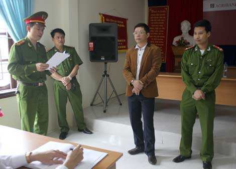 Bắt một phó phòng Ngân hàng Agribank
