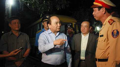 Phó Thủ tướng bất ngờ 'vi hành' trạm cân trong đêm