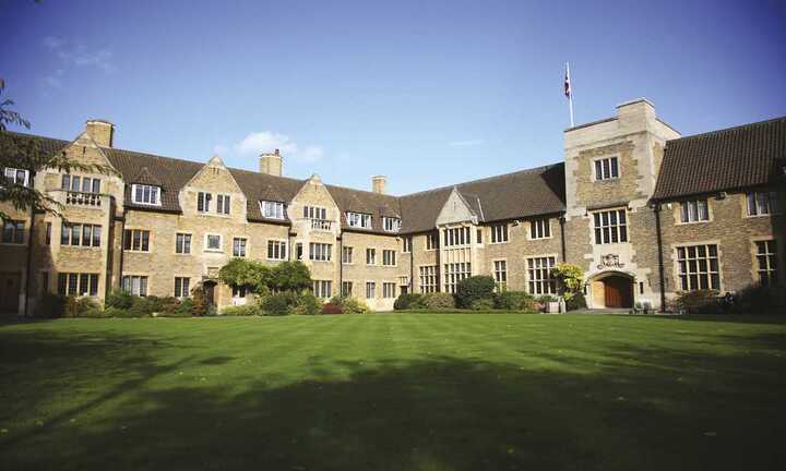 Chuyên gia giáo dục Anh bật mí bí quyết vào ĐH Cambridge