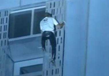 Clip: Tay không leo tháp xoắn cao nhất thế giới