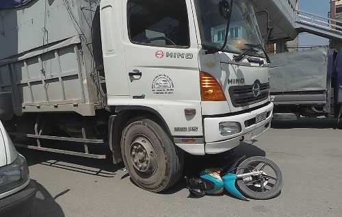 Chồng chết lặng khi thấy vợ tử vong dưới gầm xe tải