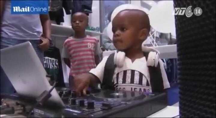 Clip: DJ 2 tuổi đóng bỉm chơi nhạc cực hay