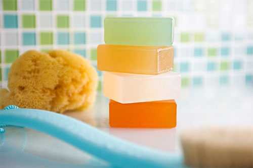 Lý do để bạn nên dùng xà bông thay vì sữa tắm