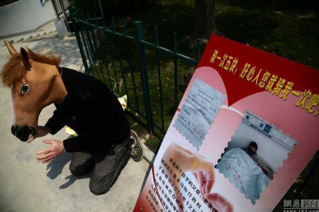 Trung Quốc: Đóng giả ngựa gom tiền chữa bệnh bạch cầu cho con