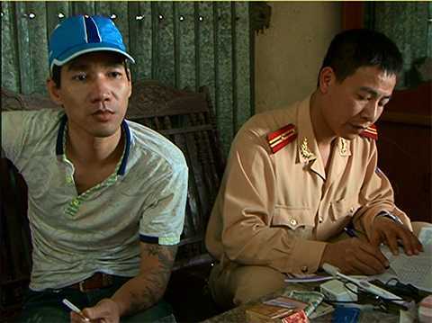 Clip: CSGT ‘tóm’ đối tượng không đội mũ bảo hiểm vận chuyển ma túy lớn