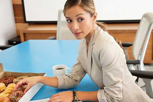 Xu hướng ngồi một chỗ gọi món ăn của dân văn phòng