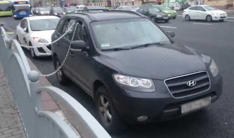 Chống trộm xe bằng xích sắt ở thủ đô Matxcơva