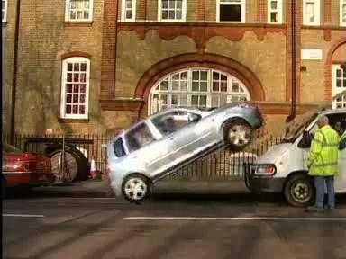 Cô gái bay xe qua nóc ôtô tải để tìm chỗ đỗ