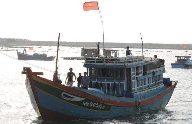 Tàu lạ đâm tàu cá ở Trường Sa rồi tháo chạy trong đêm