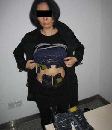 Người phụ nữ ôm 'núi' tiền vượt biên giới