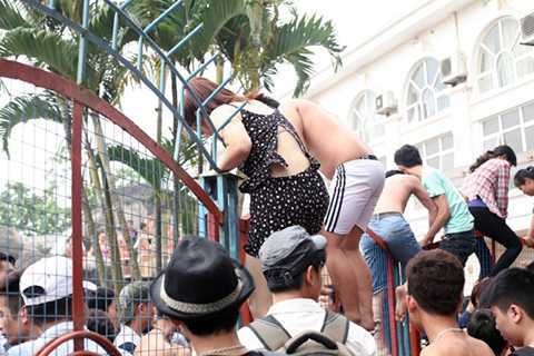 Được tắm miễn phí, dân hỗn loạn vượt rào vào công viên nước