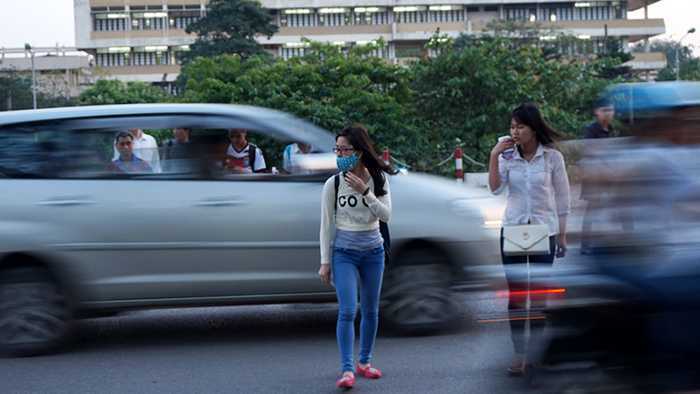 Thót tim cảnh qua đường ở trạm trung chuyển xe buýt lớn nhất Hà Nội