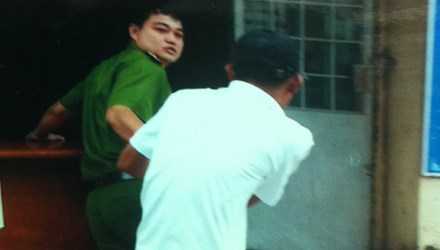 Dân tố bị công an phường còng tay, đánh đập